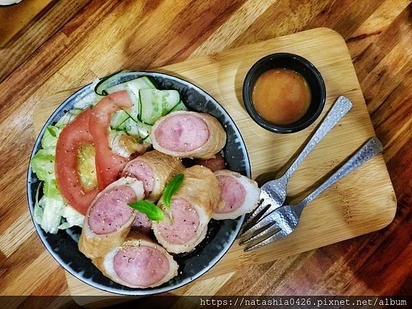 |台灣·基隆|貓町咖啡·巷弄裡的咖啡香·創意吉古拉串多汁熱狗