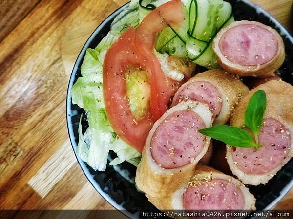 |台灣·基隆|貓町咖啡·巷弄裡的咖啡香·創意吉古拉串多汁熱狗