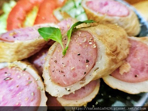 |台灣·基隆|貓町咖啡·巷弄裡的咖啡香·創意吉古拉串多汁熱狗