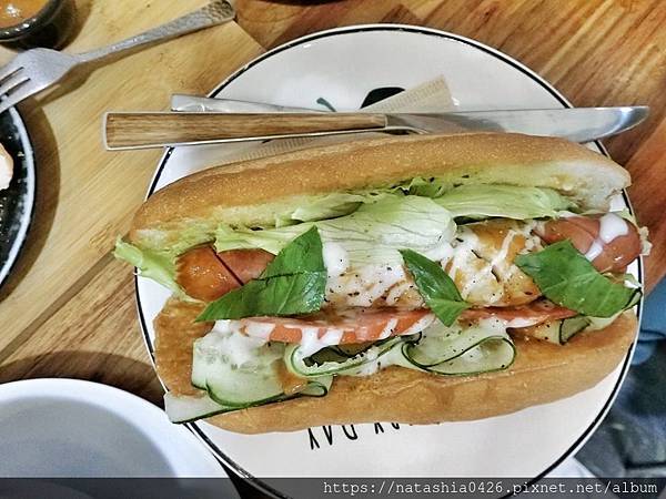 |台灣·基隆|貓町咖啡·巷弄裡的咖啡香·創意吉古拉串多汁熱狗