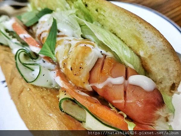 |台灣·基隆|貓町咖啡·巷弄裡的咖啡香·創意吉古拉串多汁熱狗