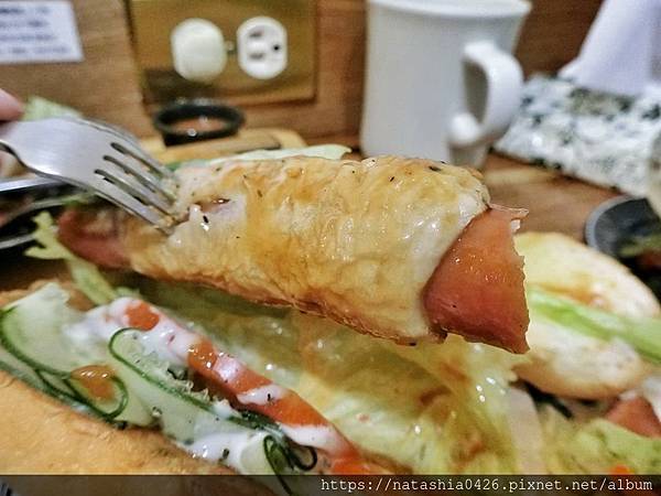 |台灣·基隆|貓町咖啡·巷弄裡的咖啡香·創意吉古拉串多汁熱狗