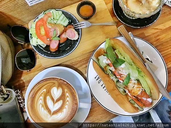 |台灣·基隆|貓町咖啡·巷弄裡的咖啡香·創意吉古拉串多汁熱狗