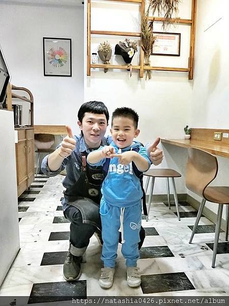 |台灣·基隆|貓町咖啡·巷弄裡的咖啡香·創意吉古拉串多汁熱狗