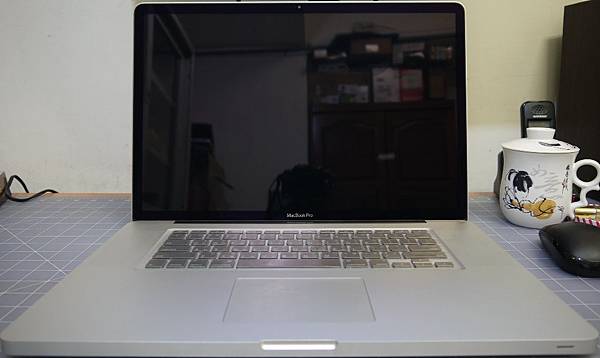 Apple 17" Macbook pro 鏡面