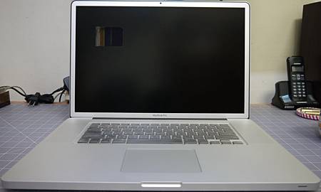 Apple 17" Macbook pro 霧面版