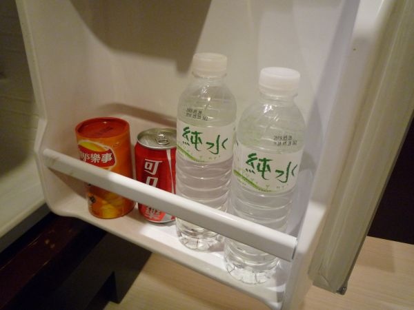 冰箱裡的水、可樂、波卡都是免費的 冰箱裡的水、可樂、波卡都是免費的
