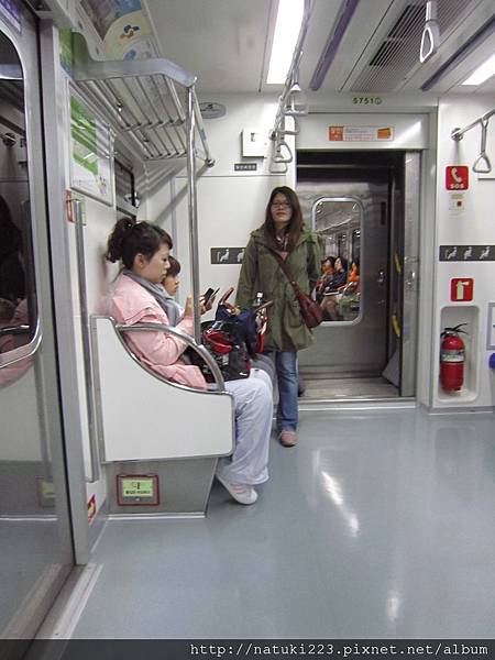 韓國地下鐵，大家都在恍神中