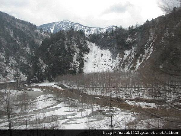 同一天早上在高山就有太陽公公但是到上高地居然是下雪