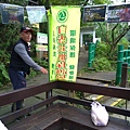 公園旁賣玉米的先生請大夥吃自家種的玉米.jpg