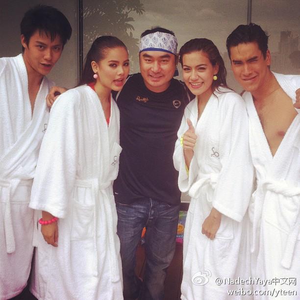 Nadech Yaya Mark和Kim四人在曼谷索菲特酒店頂層的泳池拍攝3台2013年年曆