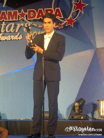 Nadech上台領取Siamdara Awards 2012頒獎禮電視劇最佳男演員獎