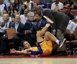 奈許熱身賽打得不自在摔到教練席