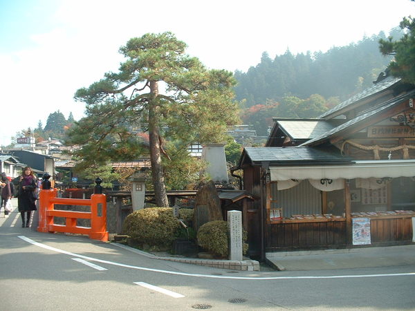 高山陣屋前橋頭街景