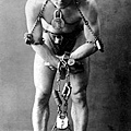 220px-HarryHoudini1899.jpg