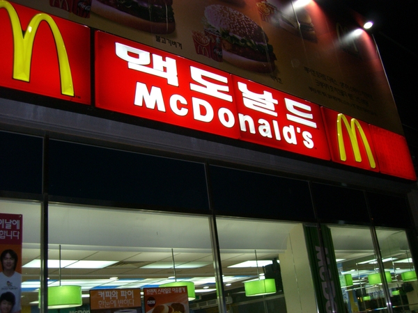 韓國麥當勞~跟台灣的不同 只有上面是寫韓文 餐點比台灣貴兩倍