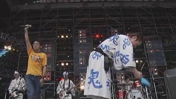 ROCK IN JAPAN 2006 (Aug 4) - 24　拿著拖鞋做宮廷式謝幕