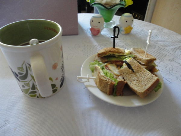 今日早點-巴沙魚排三明治+咖啡