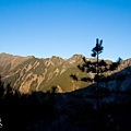 6:49 途中遠觀鷹嘴山（左）和關山大斷崖