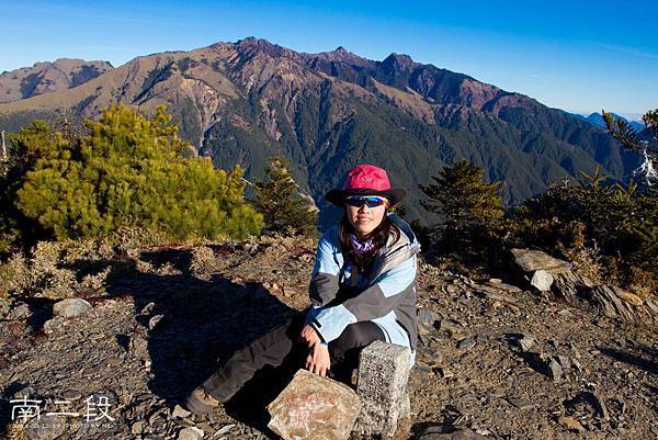 7:38 來到了轆轆山，身後的玉山群峰，真是近啊^^在往後的幾玉山會越來越近的^^