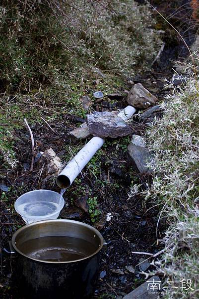 塔芬谷山屋的兩側水箱～水不多了，好在山屋的對面二十公尺左右的山壁就有自然滲出的水源，時間還早，大家都輪流過去擦拭這三日來的塵污，好冰好舒服喔～好險太陽很大，不然就會被冷死了