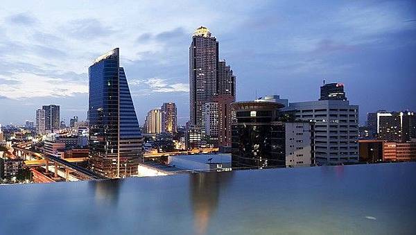 bangkok-eastin-grand-hotel-sathorn-swimmingpool-bei-nacht.jpg