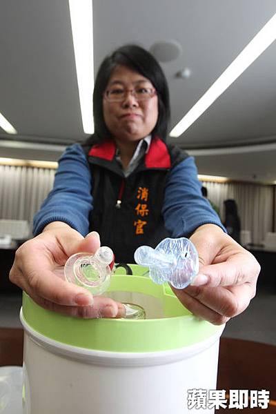 奶嘴高溫煮沸 恐釋塑毒 奶嘴高溫煮沸 恐釋塑毒