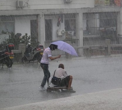 蘇州 最美仙女 少女為殘疾老漢撐傘擋雨-正妹便利屋 (7).jpg