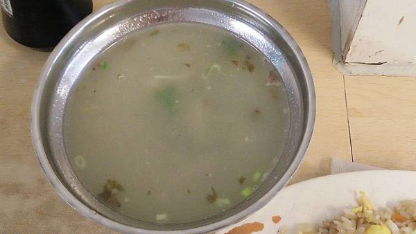 叫碗湯來喝喝， 解渴， 這真不是我要挑剔， 骨肉湯在台灣是非常普遍的湯好嗎? 老闆您這碗湯真是不及格