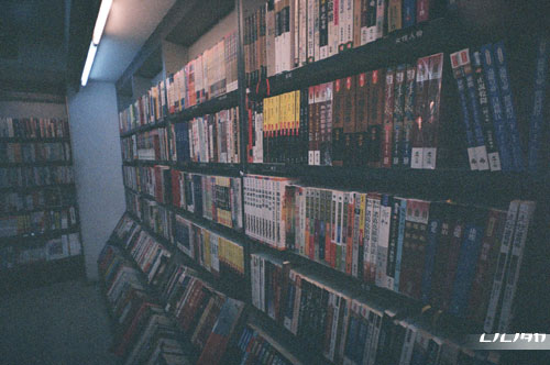 書店的照明(還是黑...)