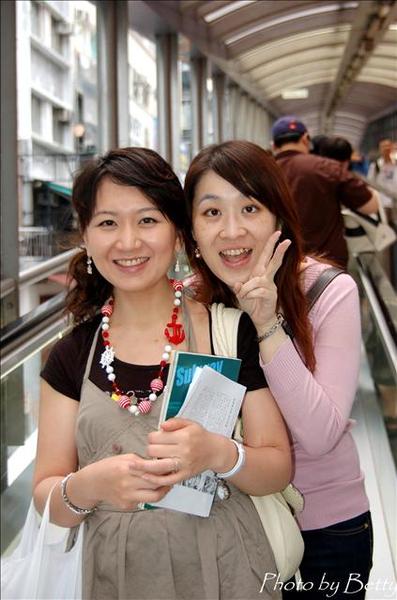 兩位美女合照，很開心喔~~
