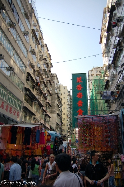 女人街的街景，塞滿了觀光客~