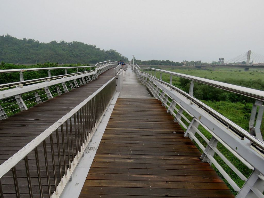 75高雄市旗山區旗山溪地景主題步道橋