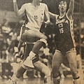 1990-088-亞洲杯女籃-中華隊何詠文、南韓趙文珠.jpg