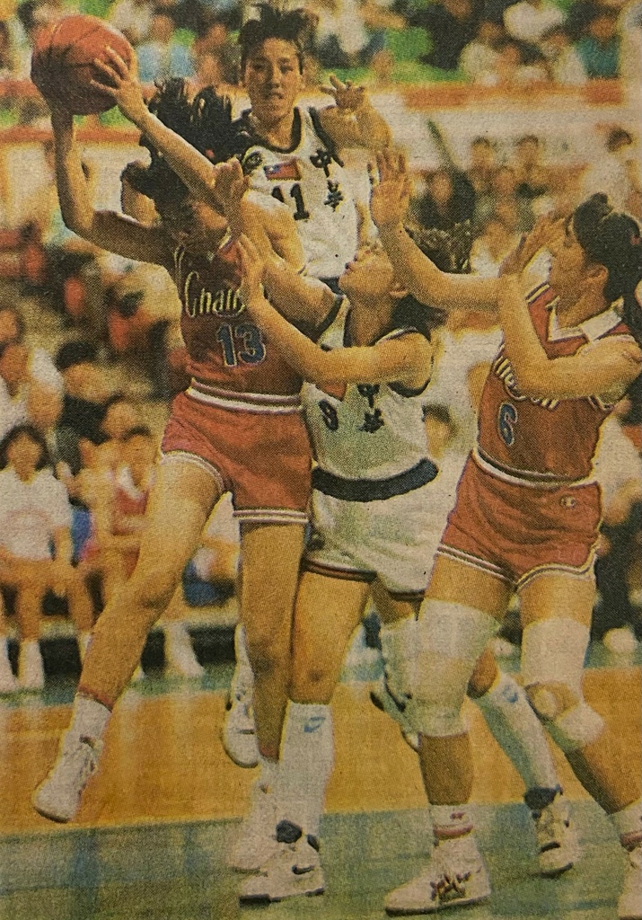 1990-111-瓊斯杯女籃-中華出戰日本-何詠文、加藤貴子.jpg