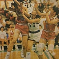 1990-111-瓊斯杯女籃-中華出戰日本-何詠文、加藤貴子.jpg