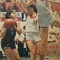 1990-116-瓊斯杯女籃-中華出戰匈牙利-祁慶璐、尼米特.jpg
