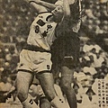 1990-127-瓊斯杯女籃-中華出戰巴西-祁慶璐、邵瑟絲.jpg
