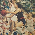 1990-130-瓊斯杯女籃-中華出戰匈牙利-祁慶璐、尼米特.jpg