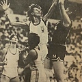 1990-131-瓊斯杯女籃-中華出戰匈牙利-尼米特、蔣憶德.jpg