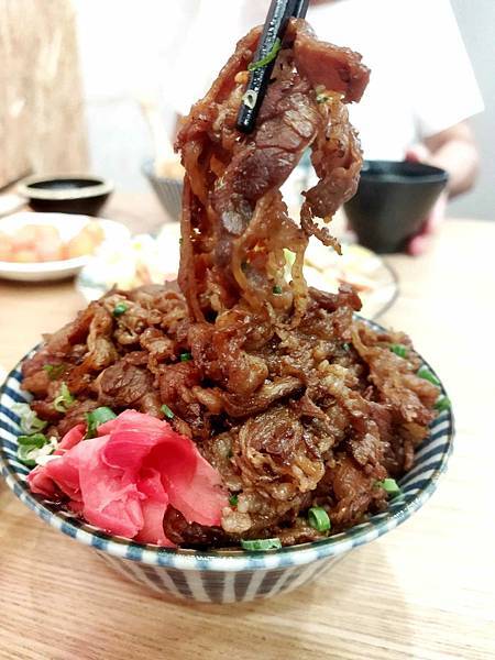 台中潭子美食| 汍樂滿盛燒肉丼潭子店。肉量滿到要溢出來的浮誇