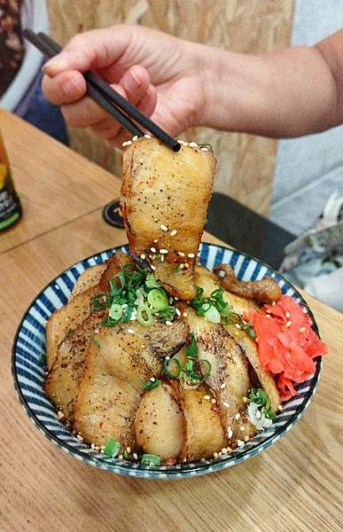 台中潭子美食| 汍樂滿盛燒肉丼潭子店。肉量滿到要溢出來的浮誇