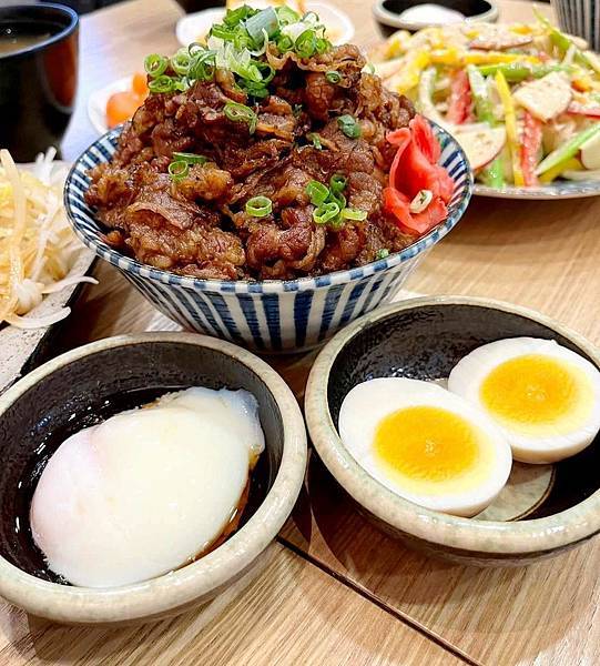 台中潭子美食| 汍樂滿盛燒肉丼潭子店。肉量滿到要溢出來的浮誇