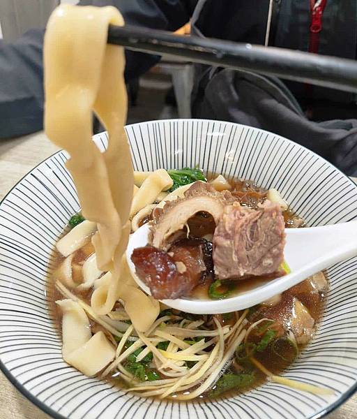 台中西區美食| 牛谷飲食牛肉麵。榮獲食尚玩家推薦全台必吃牛肉