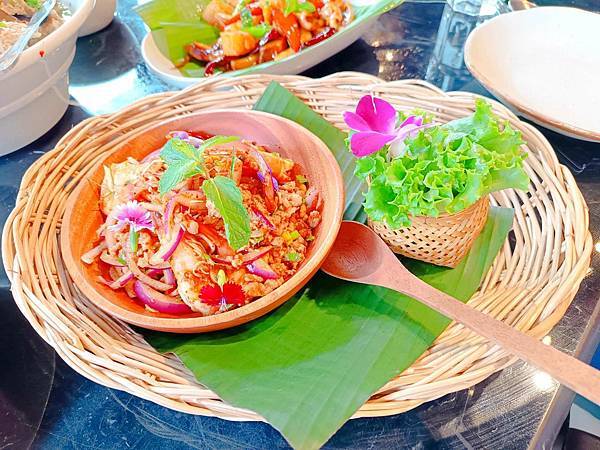 台中美食| Thai J 泰式料理-台中大墩店。法式浪漫花藝