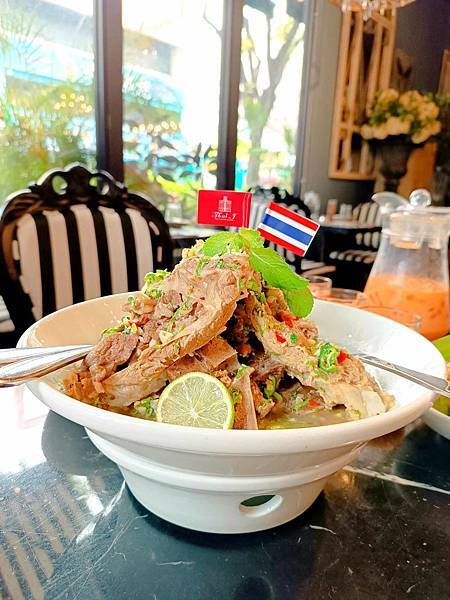 台中美食| Thai J 泰式料理-台中大墩店。法式浪漫花藝