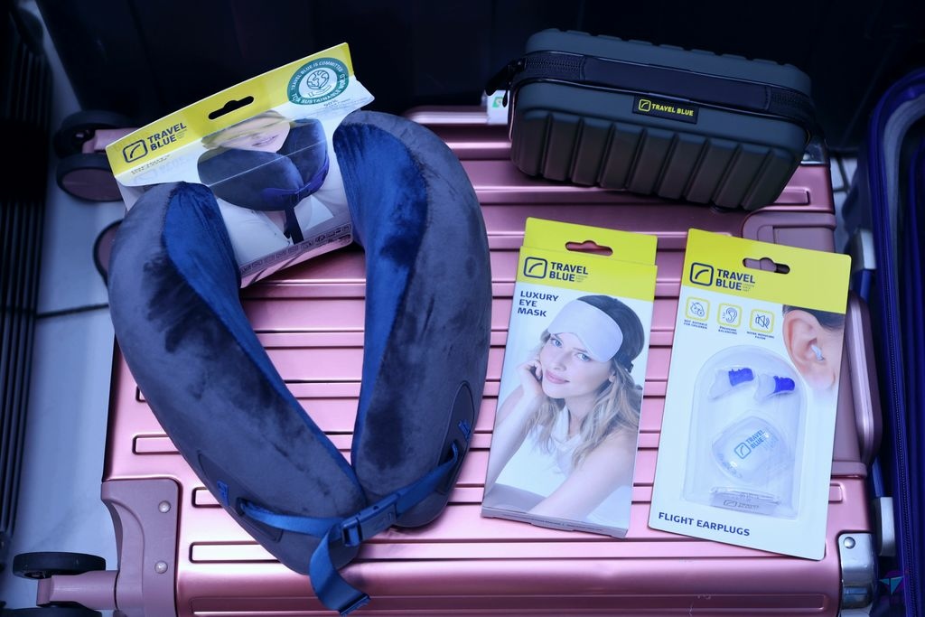 Pixnet-2137-003_Travel Blue藍旅旅途有型禮盒_豪華款推薦開箱 %26; 讀者優惠(全套含多功能防盜包 記憶棉支撐頸枕 全套舒眠配件 高質感眼罩與飛行耳塞_IMG_7519r4_结果.jpg
