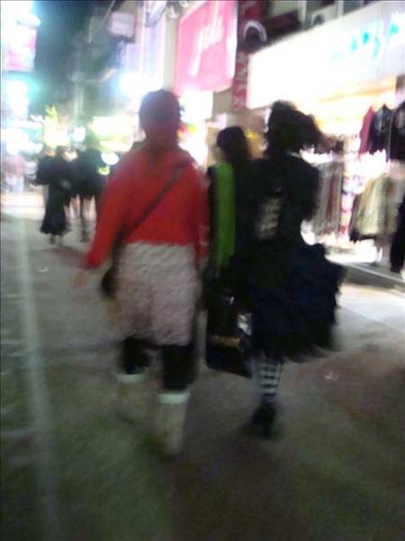 街上很多女僕打扮的人
