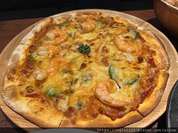 手工紅醬綜合海鮮薄皮披薩｜G+9鮮釀餐廳