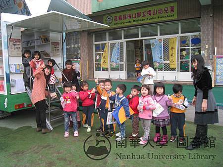 小小朋友都很開心有書車來幼兒園